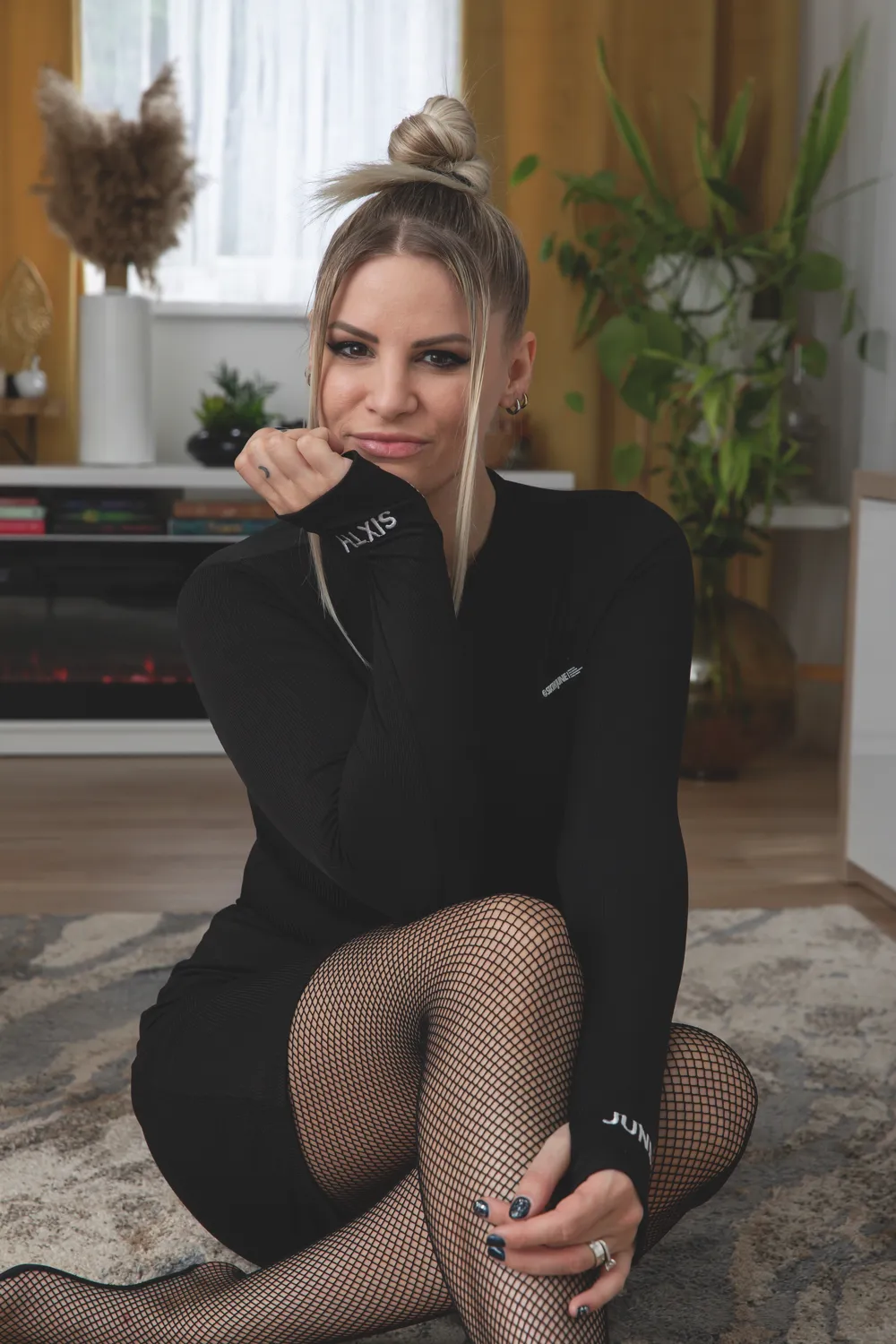 Fürdőruhában tetszelegnek Metzker Viki mellei