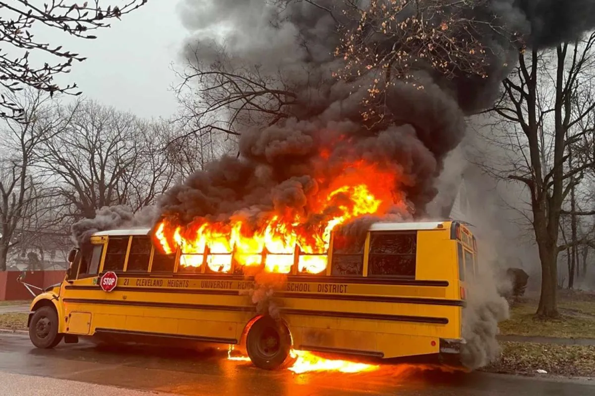 A buszsofőr és a tűzoltóság gyorsa reakciójának köszönhetően senki sem sérült meg.