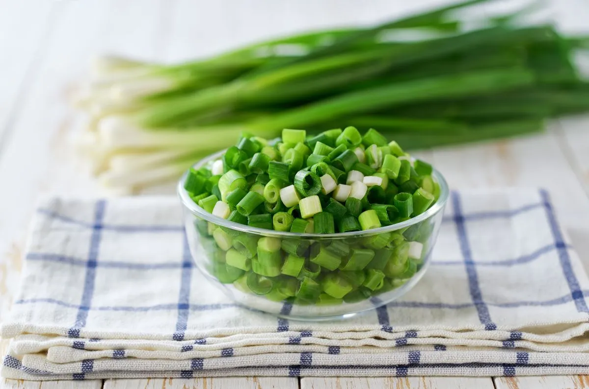 Újhagyma Chopped,Fresh,Green,Onion,Or,Scallions,In,A,Clear,Glass