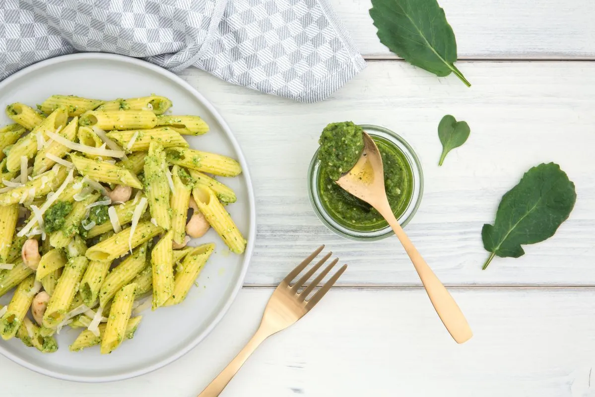 Retek levél Plate,Of,Pasta,And,Pesto,Of,Radish,Green,On,An