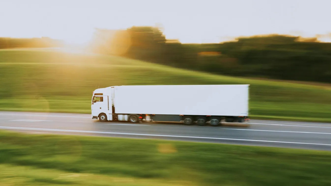 Az új KRESZ már a kormány előtt van