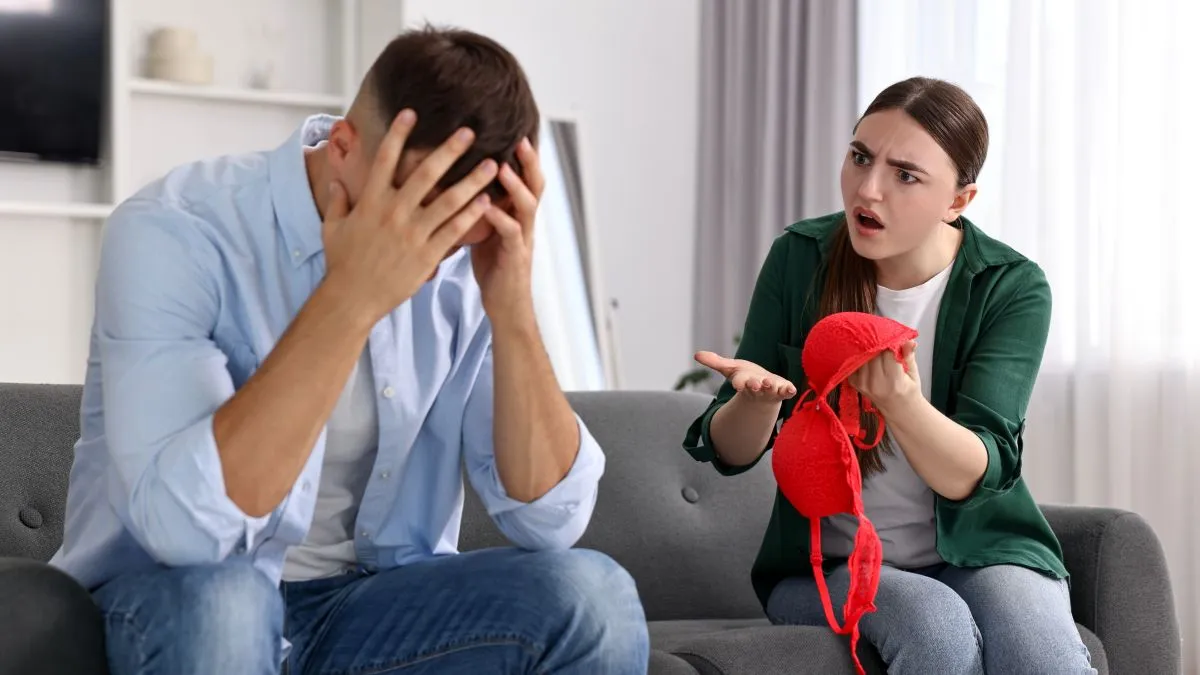 Hűtlen csillagjegyek Wife,Showing,Mistress,Bra,As,Proof,To,Her,Unfaithful,Husband