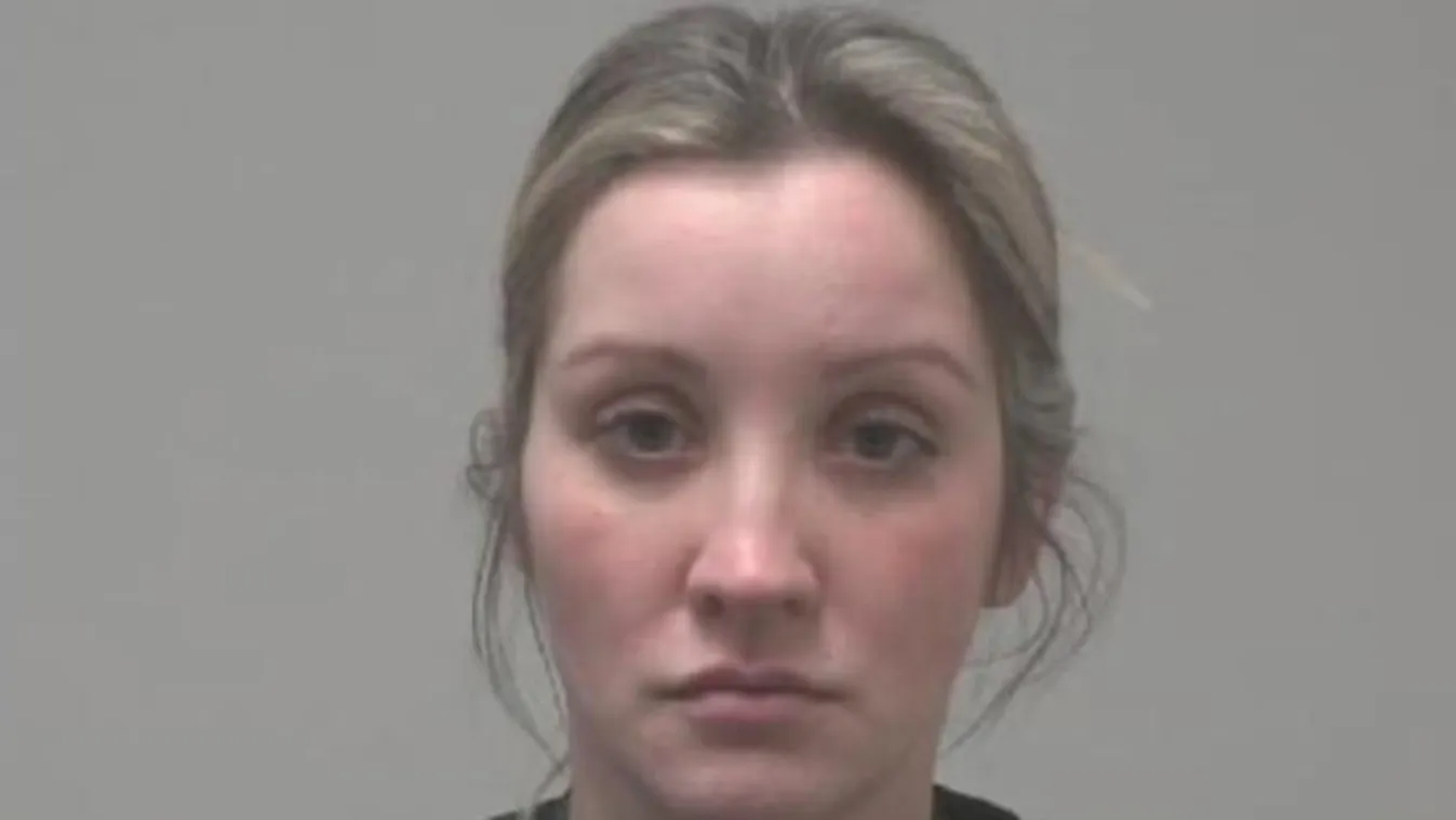 Hajszárítóval végzett gyermekével a horroranya