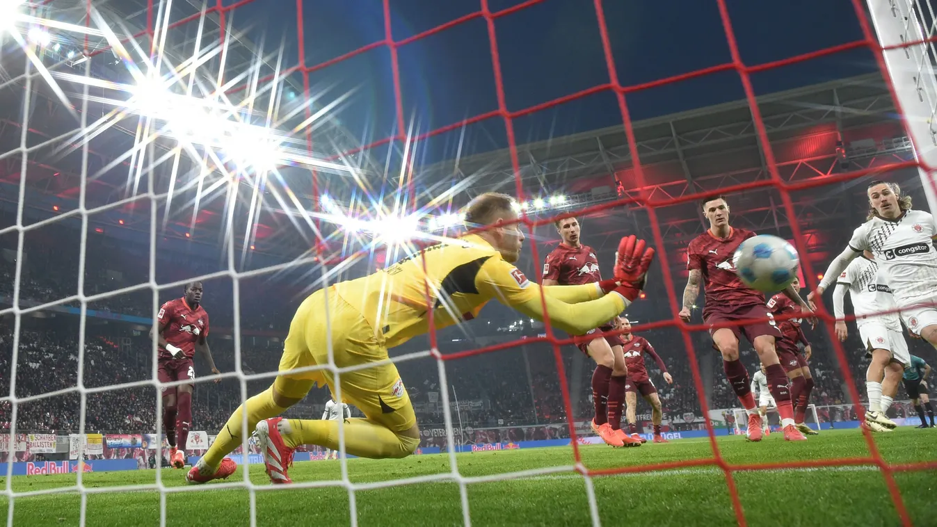 Gulácsi Péter fölényesen veri a Bayern világbajnokát