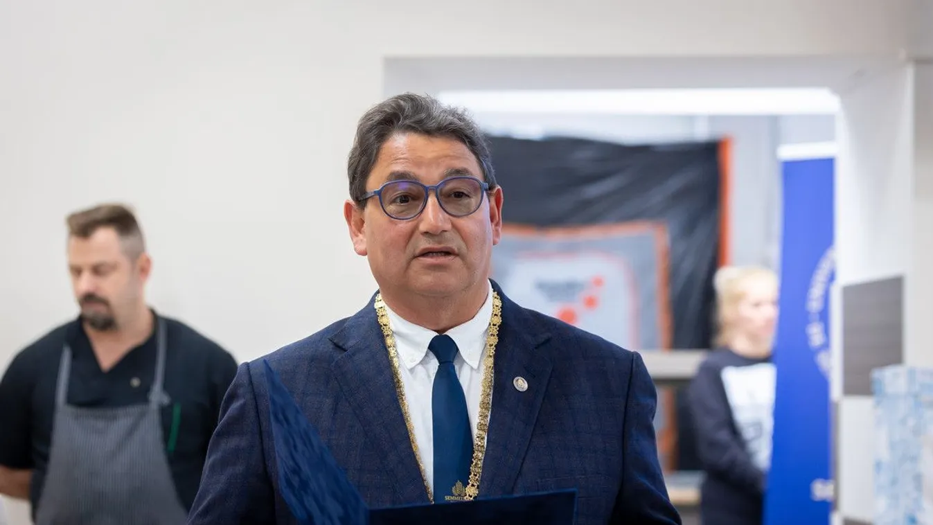 Átadták a Semmelweis Egyetem megújult étkezdéjét