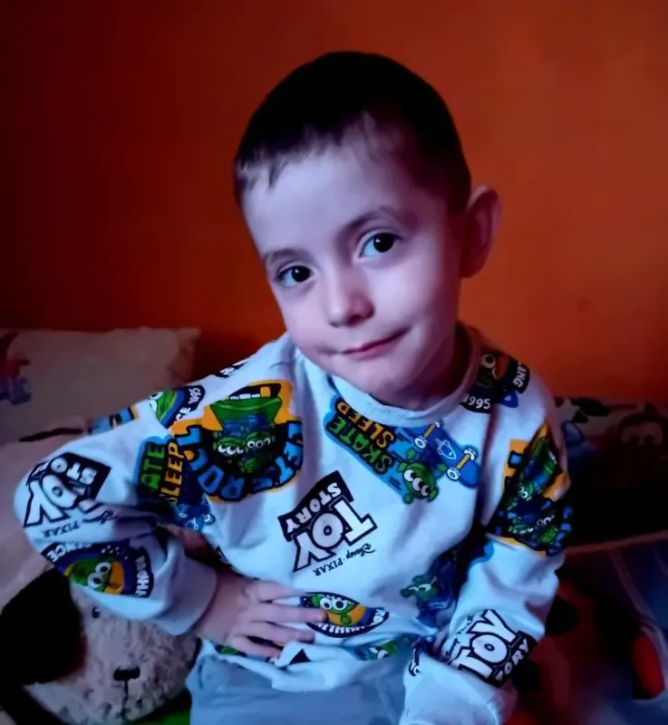 Dányi Tomika dongalábbal született, később sajnos kiderült, hogy veseelégtelenségben és Duchenne-szindrómában is szenved 