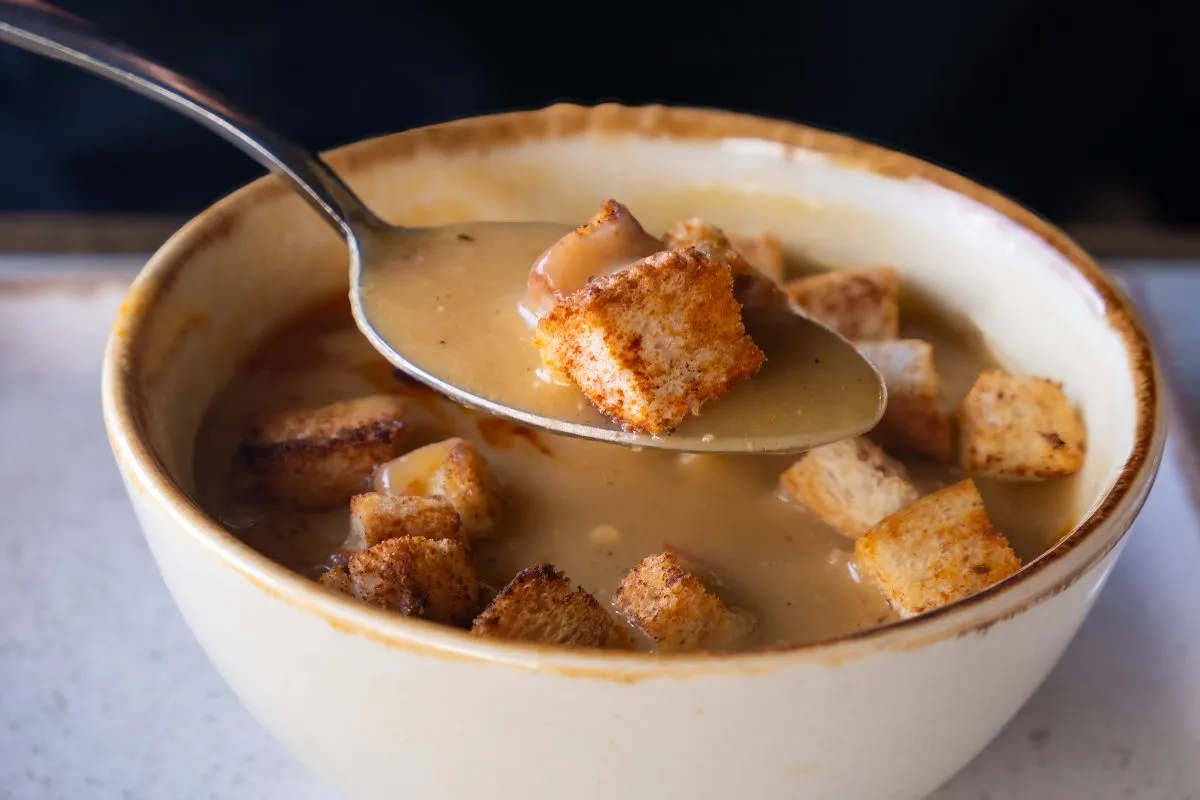 Rántott leves Bowl,Of,Creamy,Soup,With,Croutons.,Close-up,Of,A,Bowl