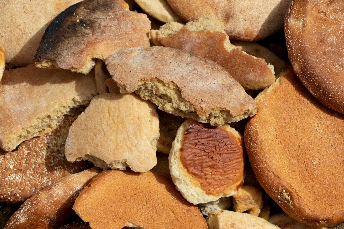 A kertben elásott száraz kenyér vonzza a gilisztákat.