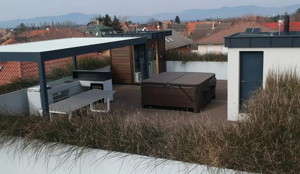 Tetőterasz melegvizes pezsgőfürdővel, finn szaunával és grill sarokkal (Fotó: Ripost)