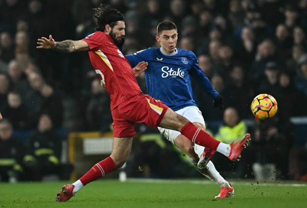 Szoboszlai Dominik (balra, Mikolenko mellett) nagyot küzdött a Goodison Park utolsó Mersey-parti derbijén