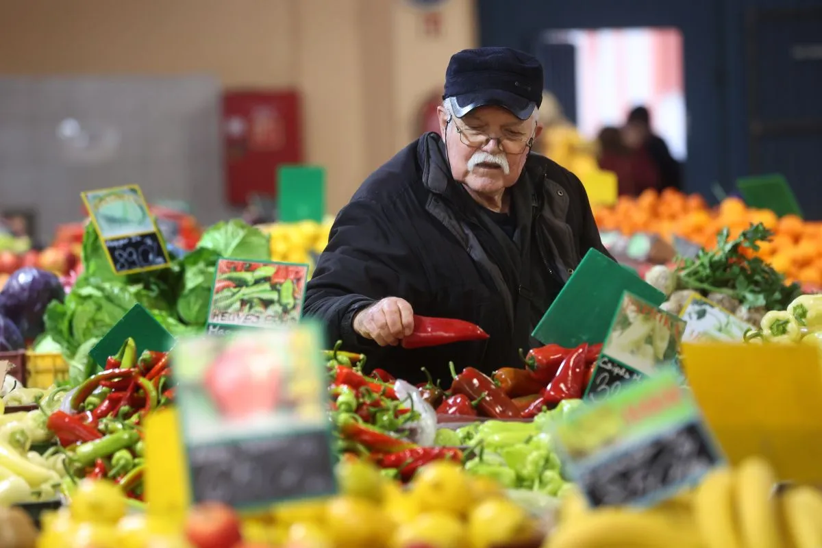 alt=A szabadnapos rendőr azonnal az idős férfi segítségére sietett, aki rosszul lett a piacon