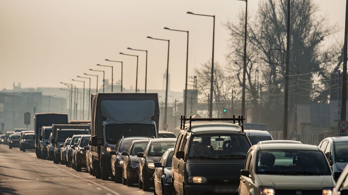 Hatalmas csattanás Budapest határán a pályán: helyszínen a mentők, moccanni sem lehet