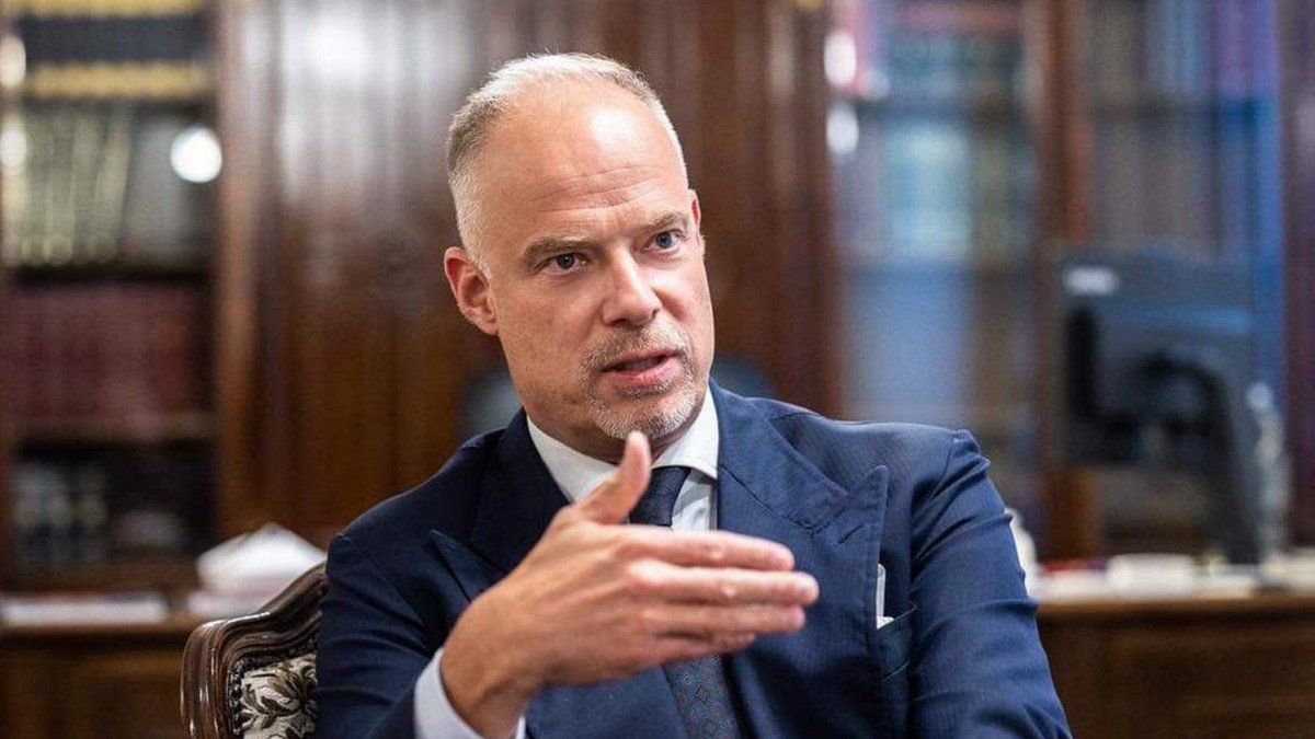 A honvédelmi miniszter: Ezért mentették fel Ruszin-Szendi Romoluszt