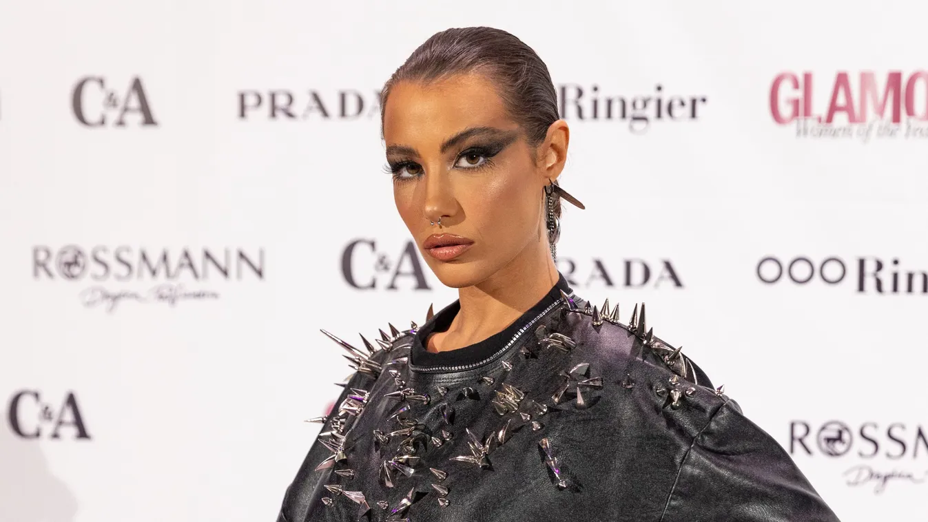 Nem hiszed el, mit csinált Tóth Andi a kutyájával