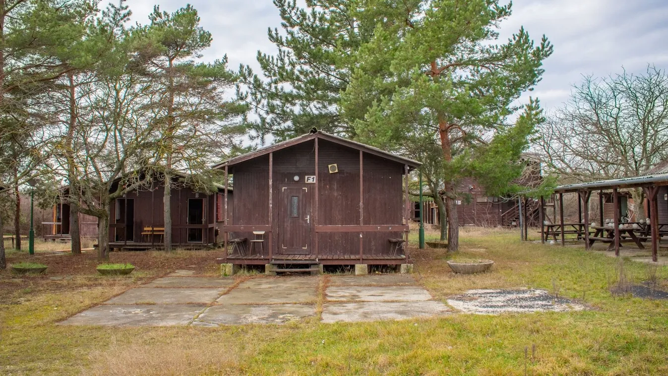 Szétszórt ágyneműk, bevetetlen ágyak - Senki sem tudja, hova tűntek a balatoni tábor utolsó lakói - Galéria