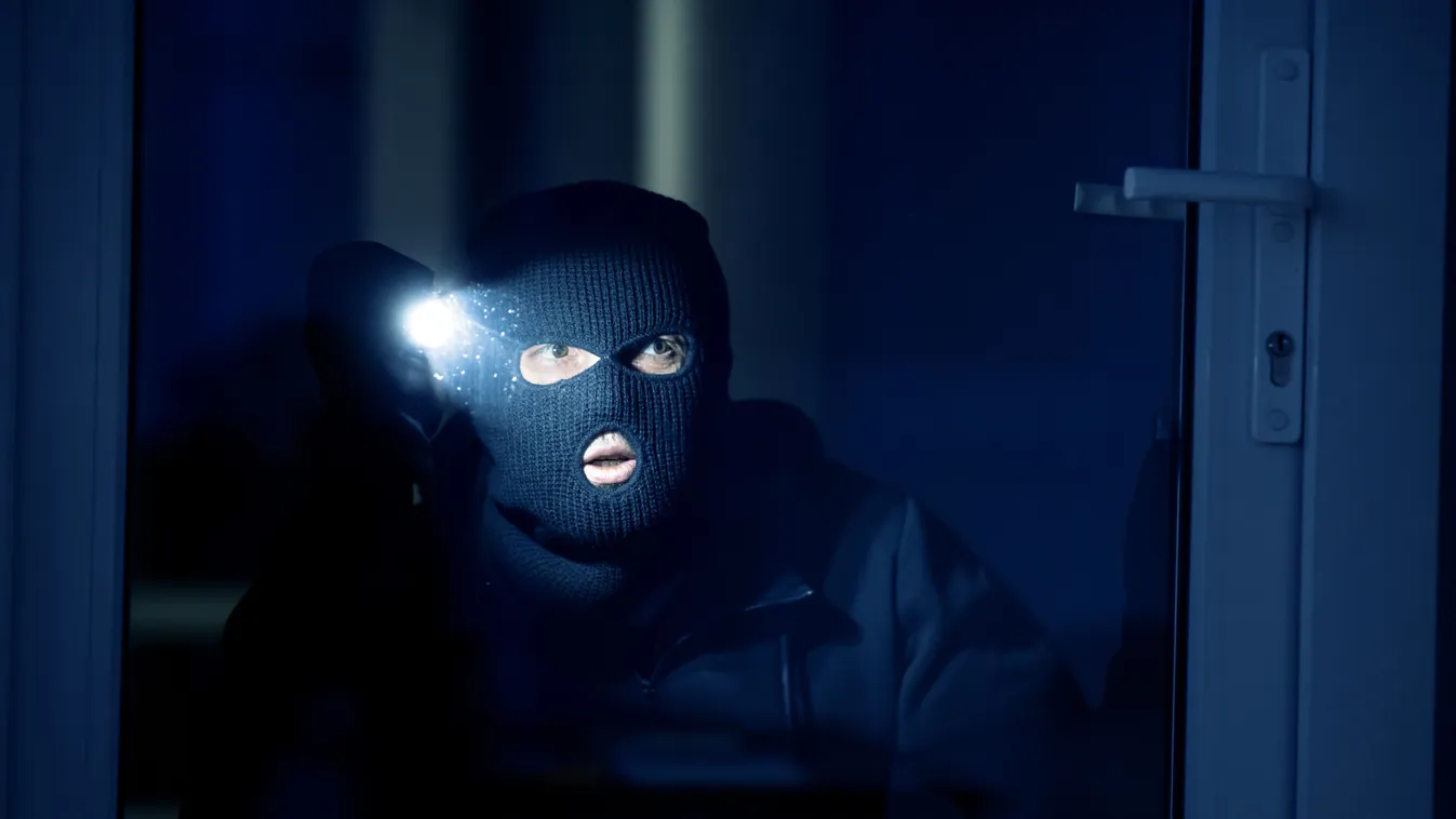 Tolvaj az erkélyen: lekiabálta az erkélyről az anyuka