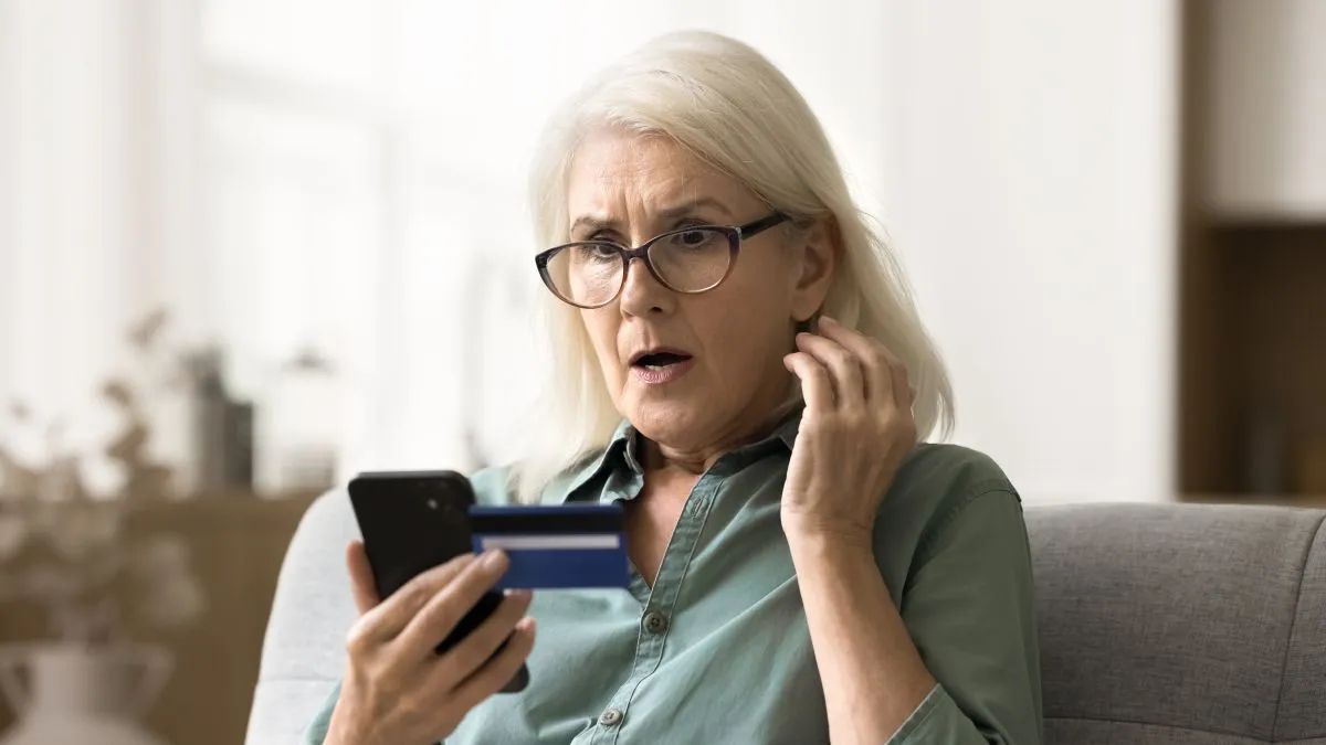 bank bankszámla bankkártya nyugdíj csaló telefon átverés lehúzás pénz hitel, alapszámla, 