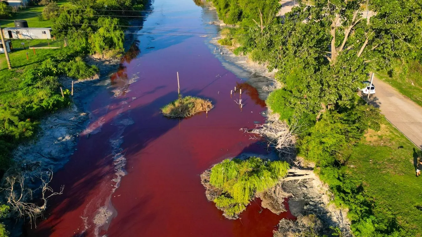 Vérvörössé változott egy folyó Argentínában