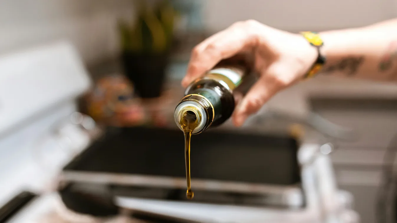 Olajjal öntötték le a szabályosan parkoló autót Szentendrén