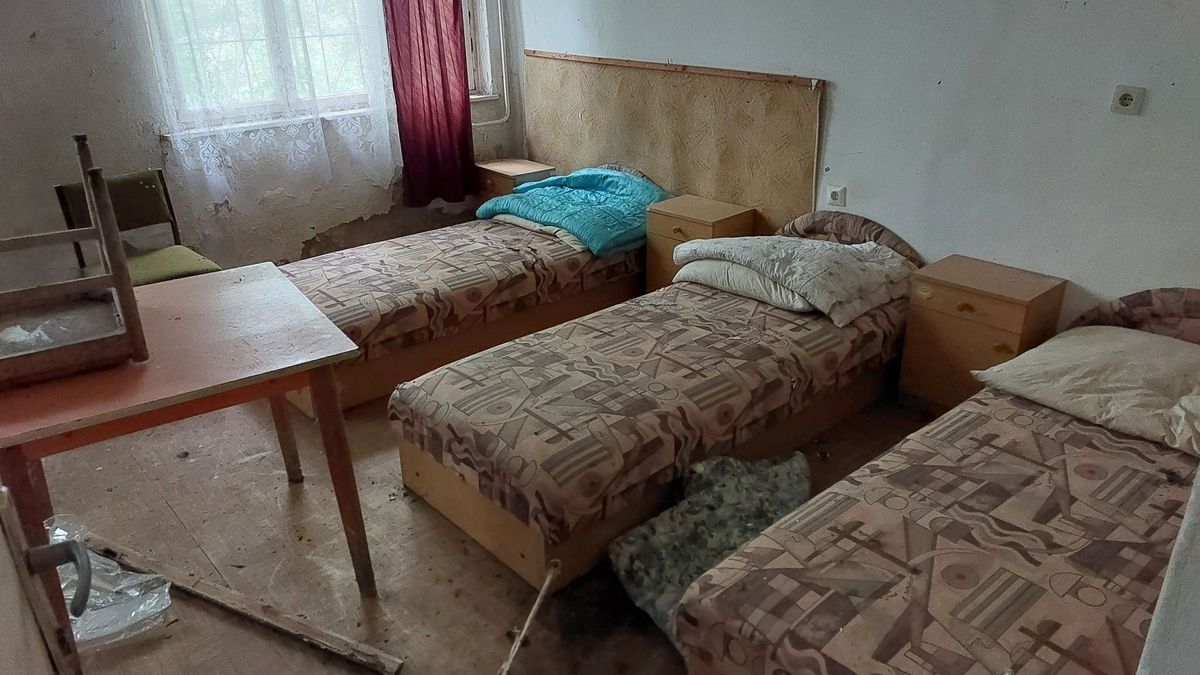 Újságok és sörösüvegek szanaszét: mintha elnyelte volna a föld a munkásszálló lakóit – galéria