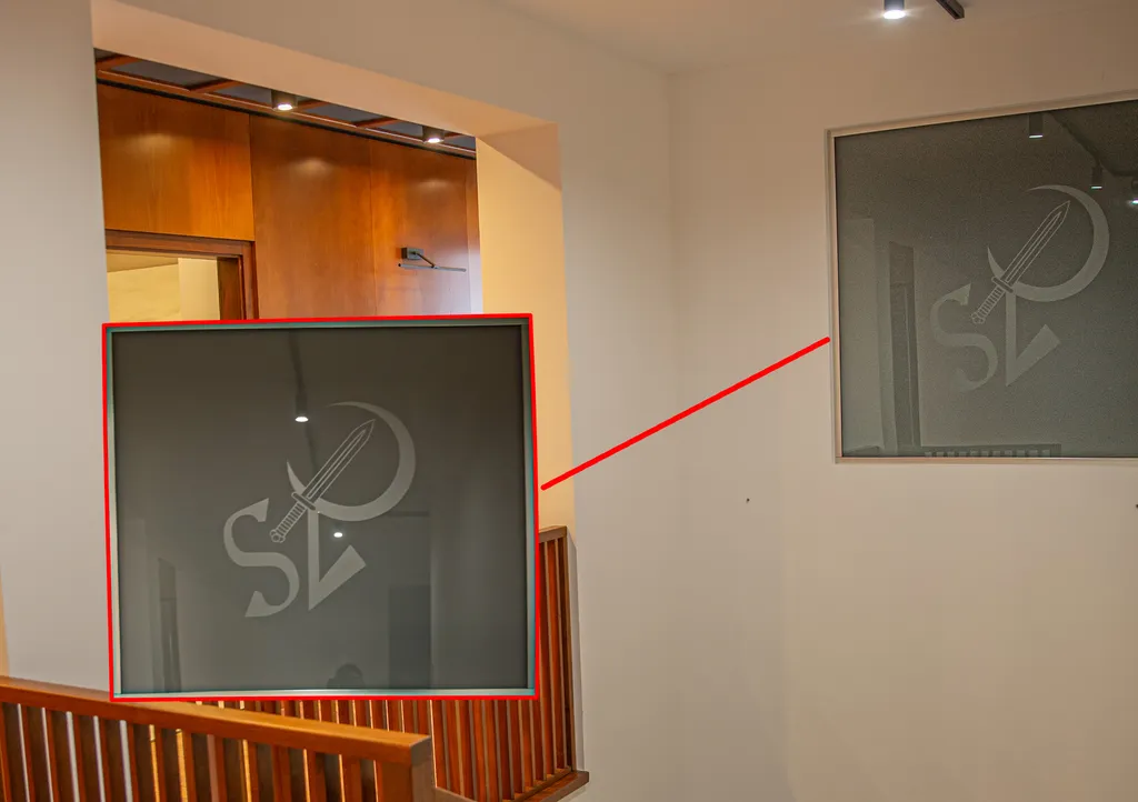 Ruszin-Szendi családi címere a lépcsőházban (Fotó: Ripost)