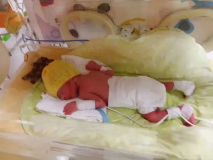 Toldi Dominik. Születés után négy szisztát találtak a fejében, ami nyomja az agyát