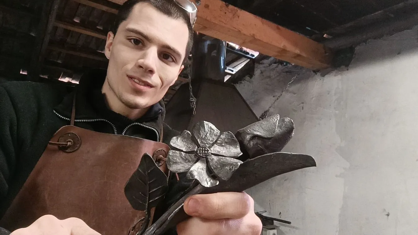 Különleges ajándékot készít a jóképű kovácsfiú