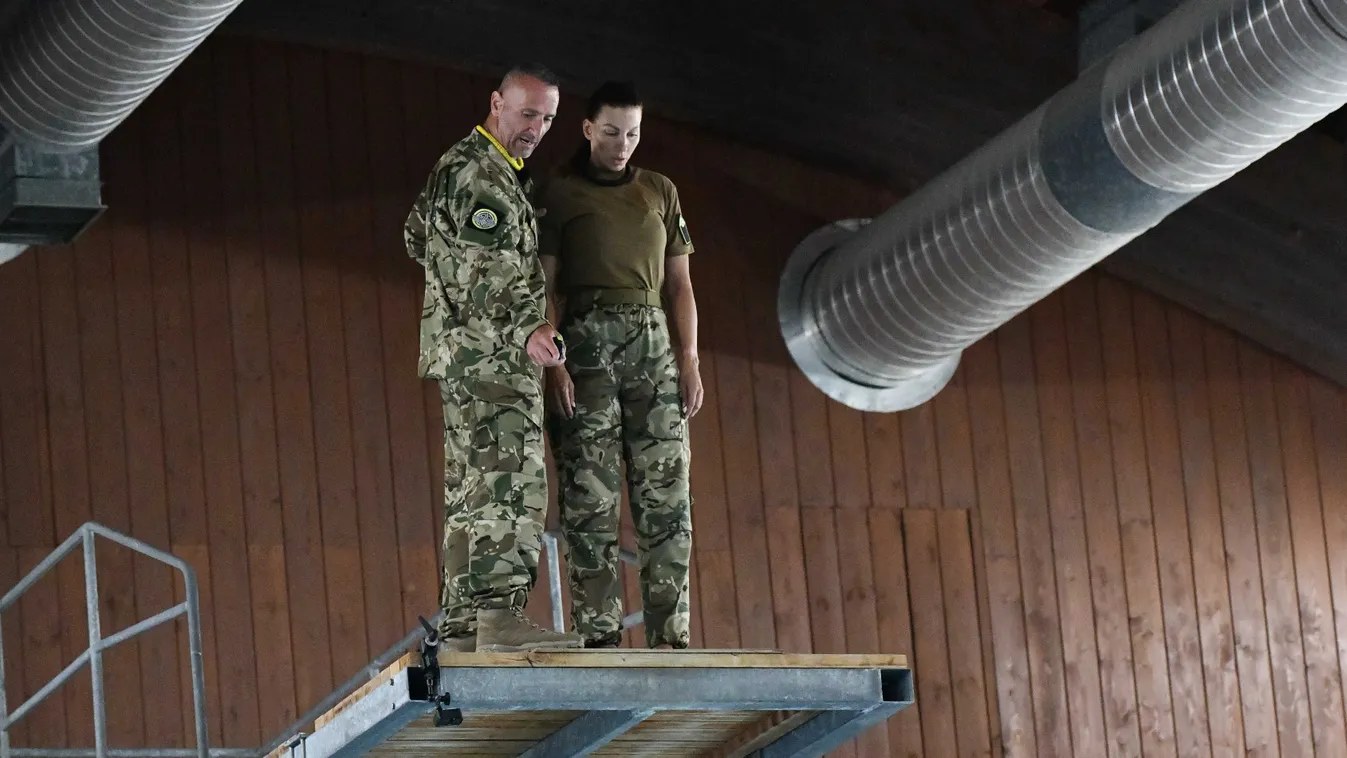 Bolla Adri elsírja magát