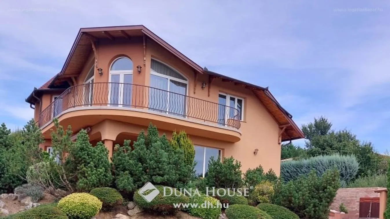 Vajon észreveszi, mi hiányzik ebből a tükörhegyi villából?