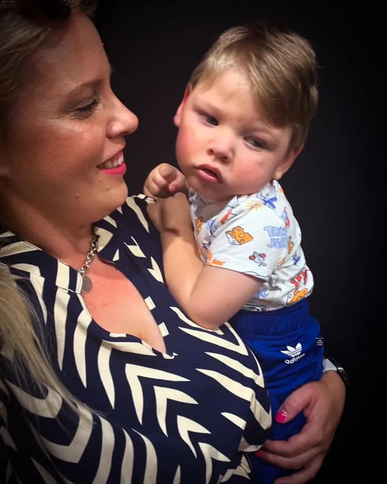 Áron egy tündéri gyermek, aki oxigénhiányos állapotban jött a világra, és agyi bénulással küzd.