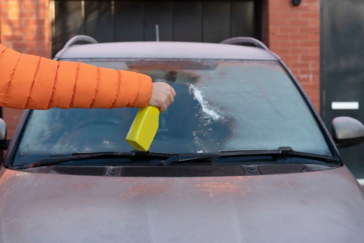 Mostanában minden reggel ad feladatot a jeges szélvédő.