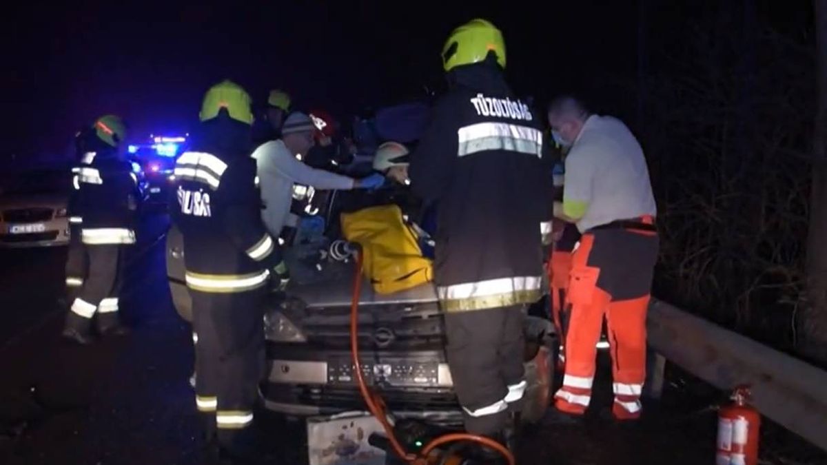 Dráma a XVII. kerületben: 15-en küzdöttek a buszba hajtó sofőr életéért