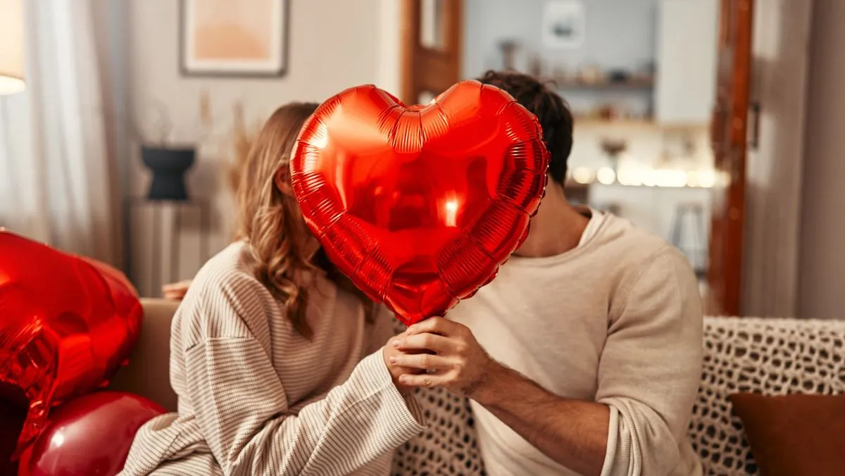 Valentin-nap, Szerelem Happy,Valentine's,Day.,Young,Couple,In,Love,Holding,A,Heart-shaped