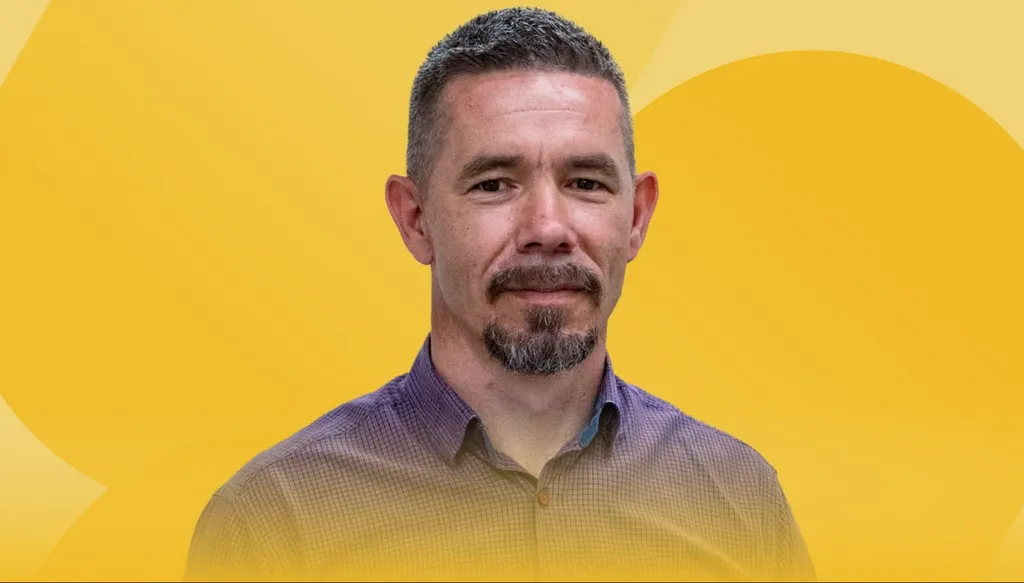 Korompay Márk a kecskeméti piaristák után Amerikában tanult, majd hazajött. A Hit Gyülekezetének tagja lett, rádiózik.