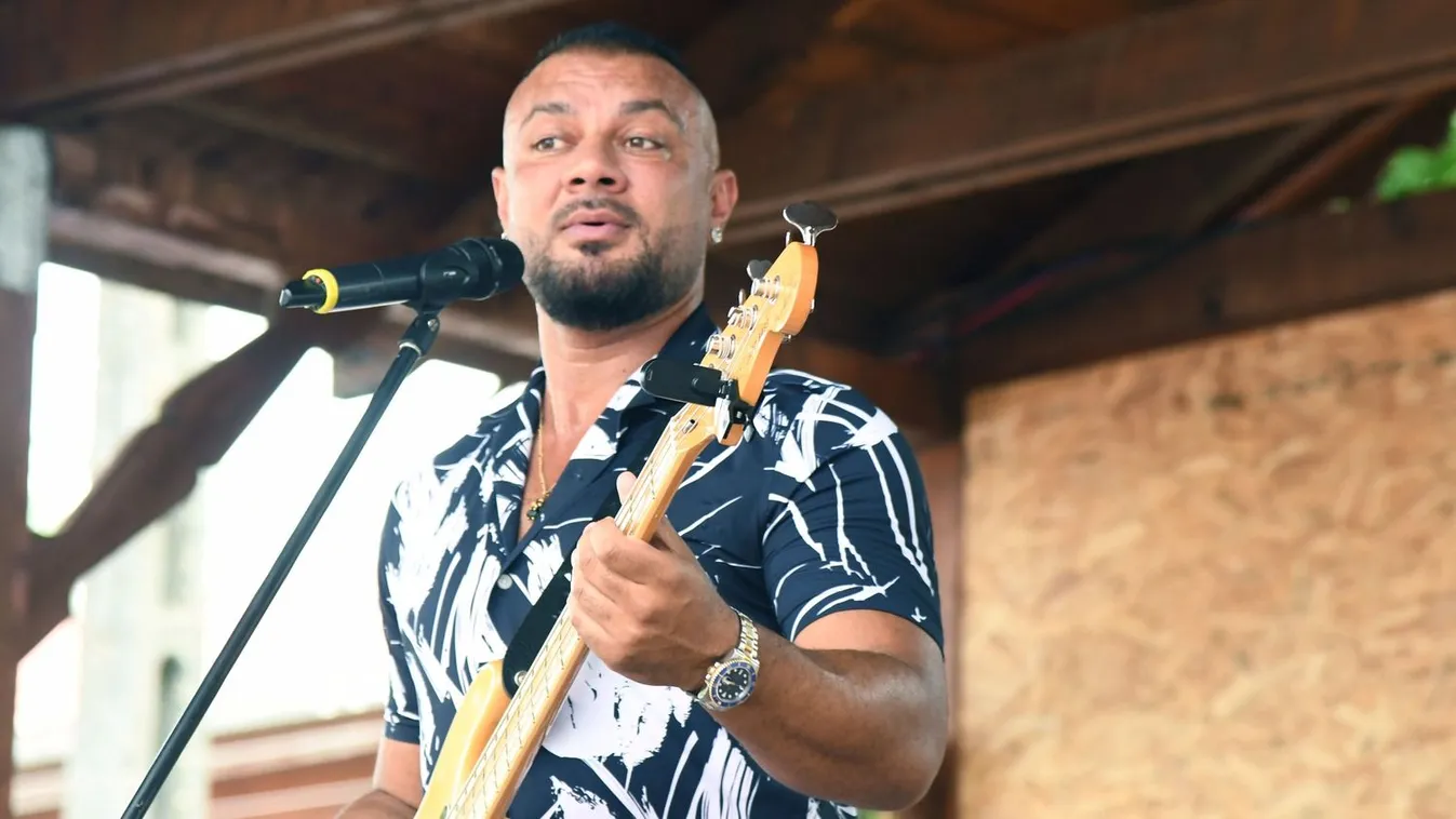 Gáspár Laci szétvarratja a testét