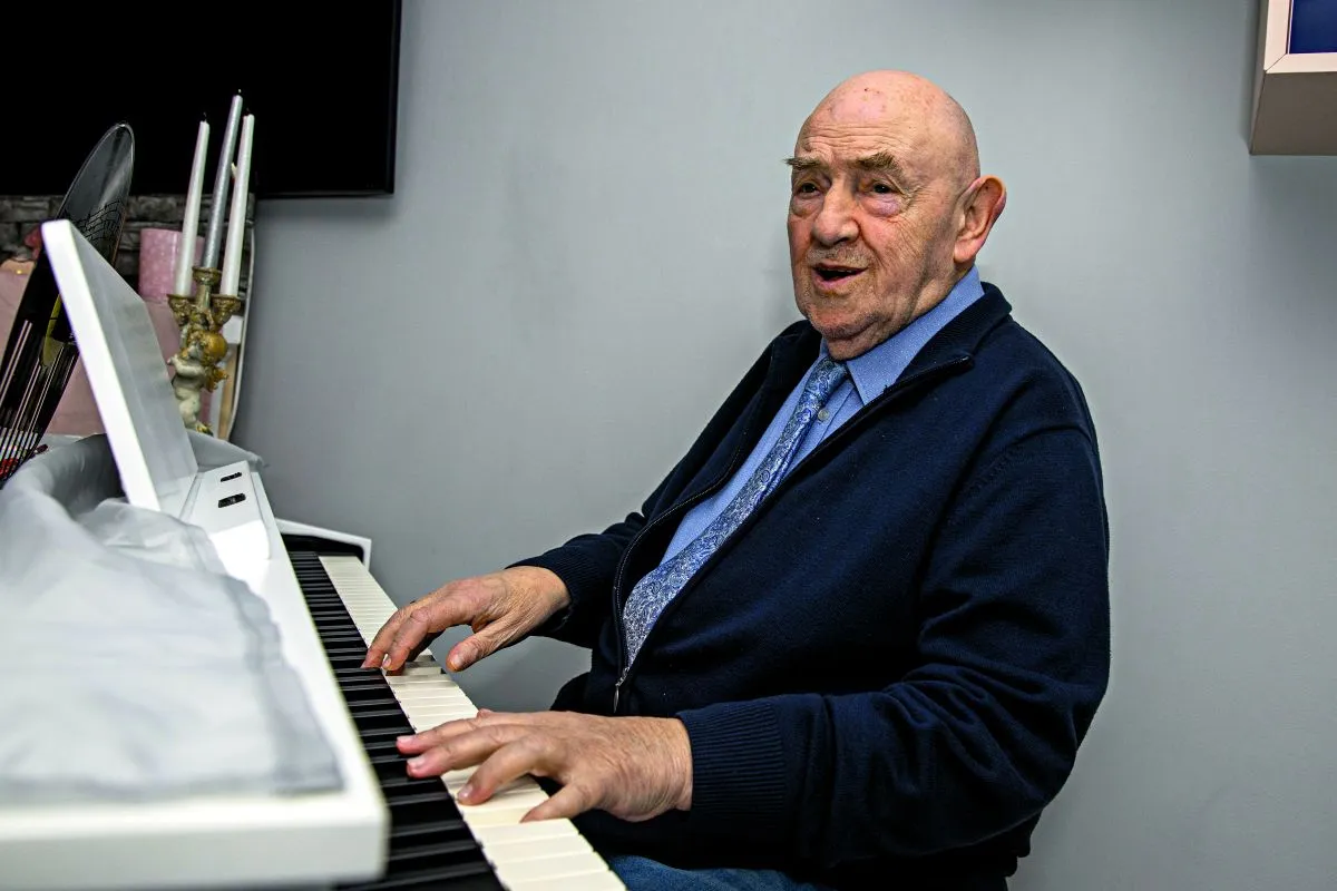 Valóság - Az ország leghíresebb bárzongoristája, Fűzy Gábor, aki 80 évesen talált rá a szerelemre és házasodott össze egy nála fiatalabb nővel - RIPOST
