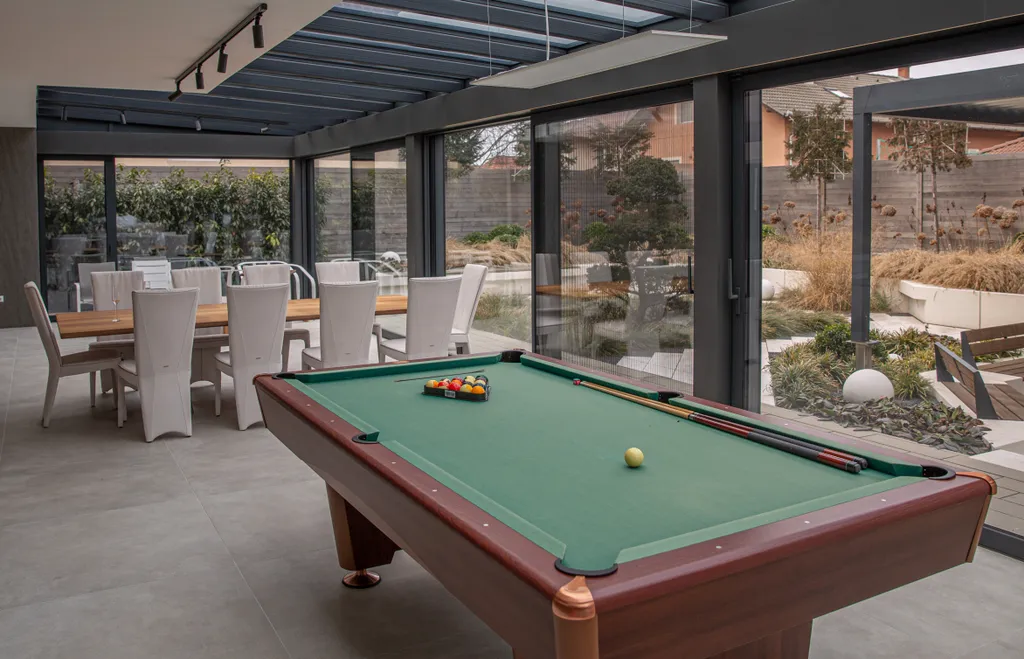 A téli kertben berendezett biliárdterem (fotó: Ripost)
