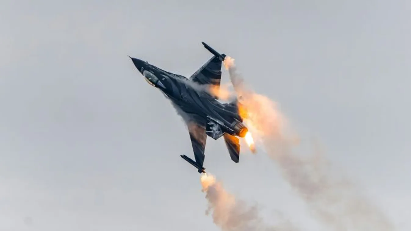 Rázuhant egy repülőgép egy lakóházra!