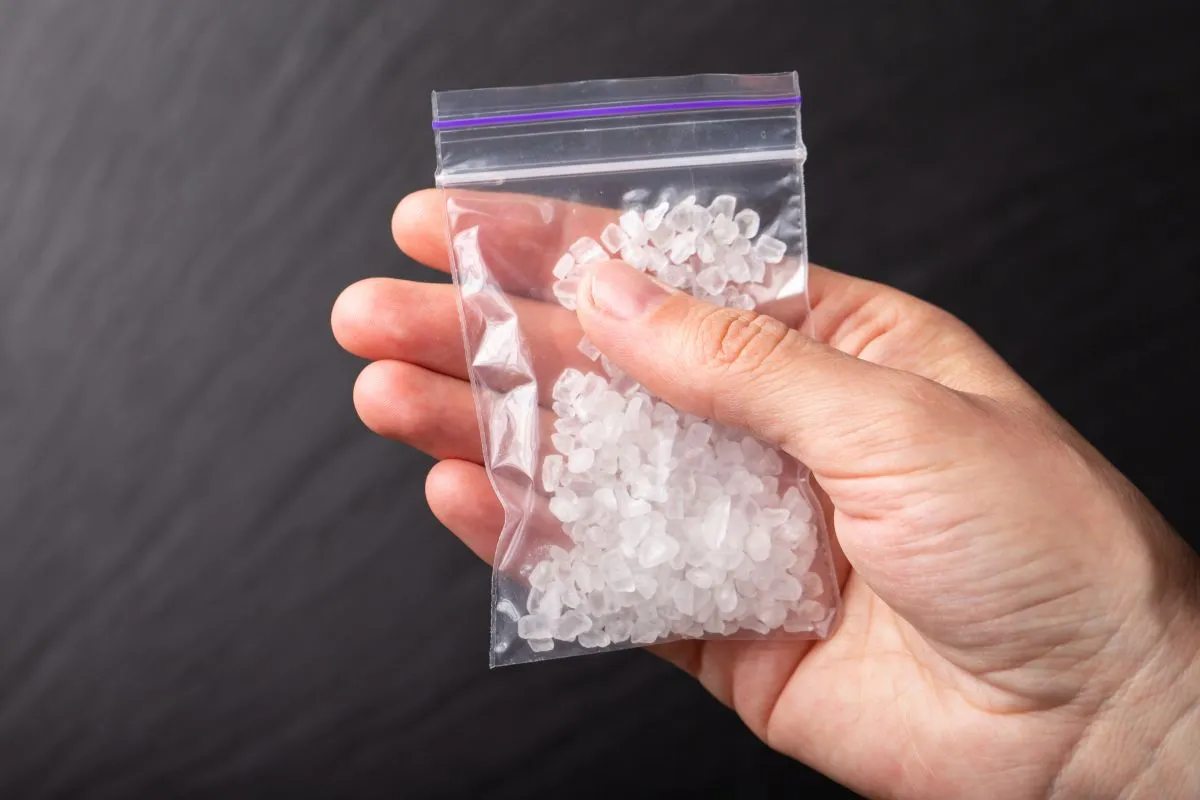 drogellenes akció
Man,Hand,Keeps,Holding,White,Crystals,Drugs,Methamphetamine,In,A