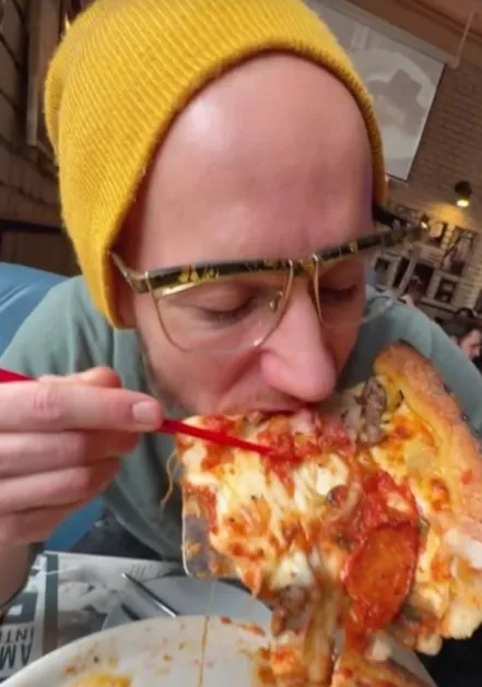 A népszerű influencer miután megkóstolta a különleges pizza költeményt úgy vélekedett, hogy már az első falatok is a pizza mennyországba repítette
