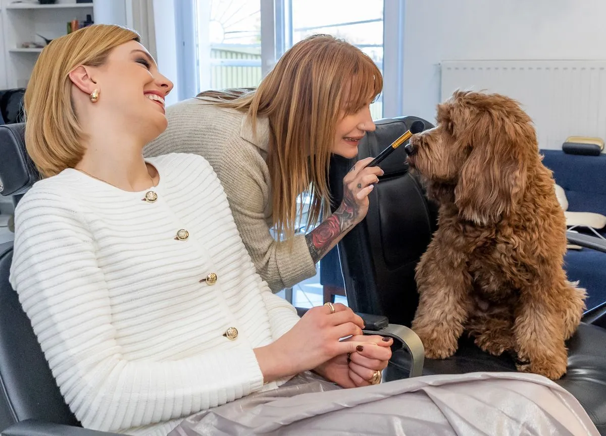 A kutyus már nem csak a műsorvezető napjait aranyozza be, de a Hír TV munkatársaiét is. 