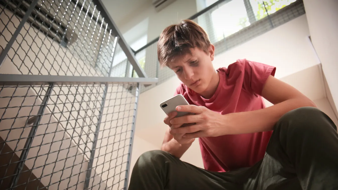 Mobiltelefon: jön a tilalom az osztrák iskolákban