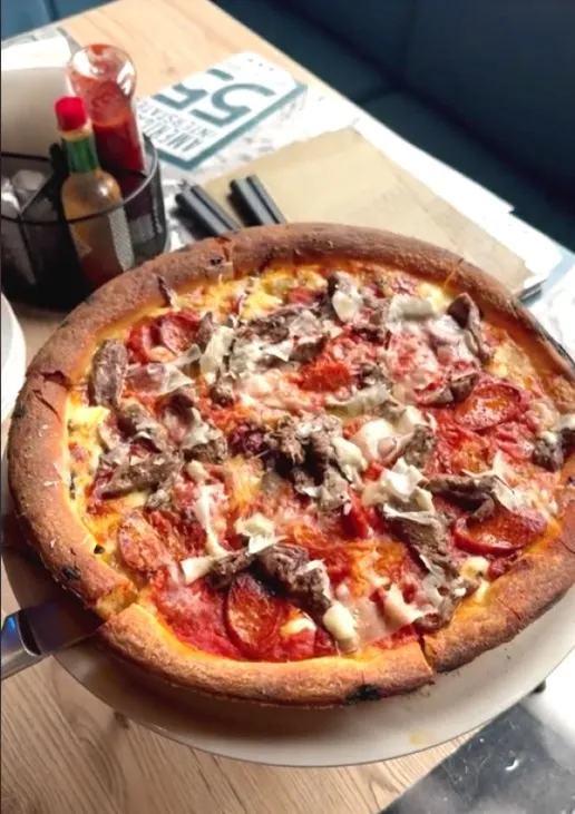 A népszerű influencer miután megkóstolta a különleges pizza költeményt úgy vélekedett, hogy már az első falatok is a pizza 