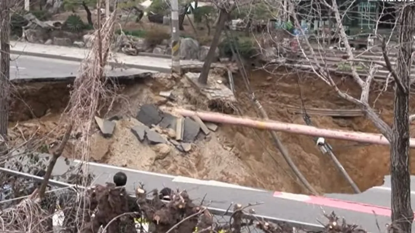 Megnyílt a föld egy motoros alatt, nem élte túl a zuhanást - Brutális videó!