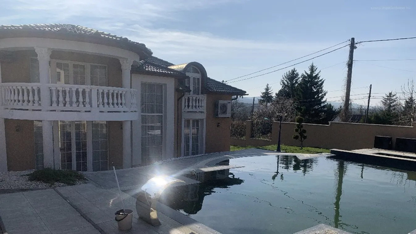 Ön dönt: vízben vagy fényárban úszik majd’ 400 millióért?