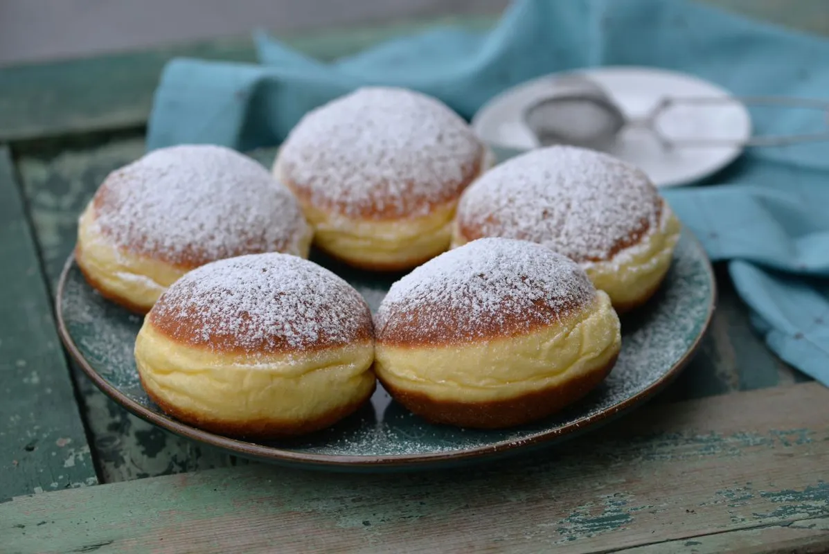 Home,Baked,Berliner,Donuts,With,Apricot,Jam,Or,Vanilla,Cream