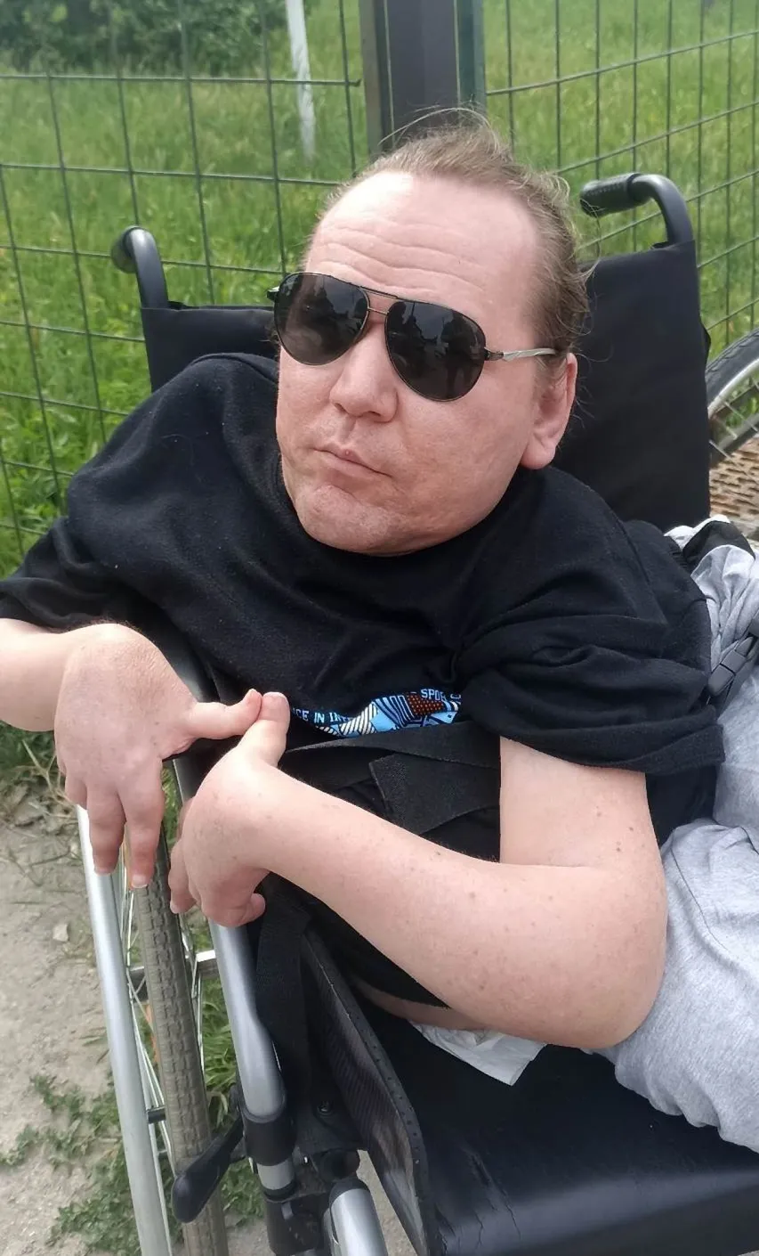 Roland tele van álmokkal és tervekkel. Szeretne látni az országból és a világból minél többet. Álma, hogy ki tudjon mozdulni a Békés vármegyei településről, de ehhez egy speciális autó lenne szükséges