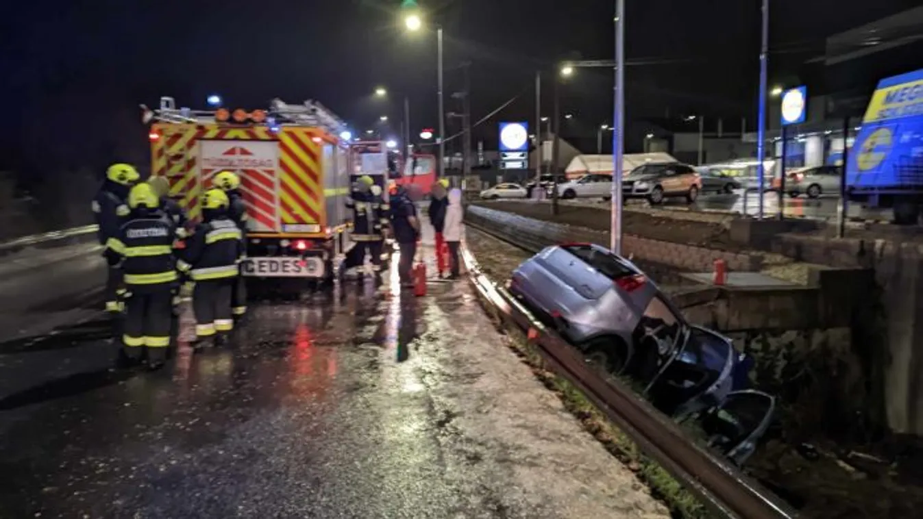 Eszméletlen utas rekedt a füstölő autóban Solymárnál - helyszíni fotók és részletek