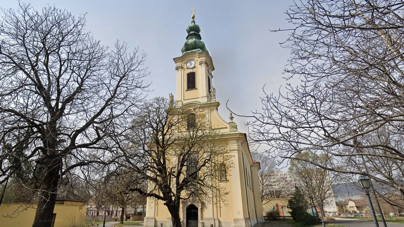 Holtak énekelnek egy budapesti templomban