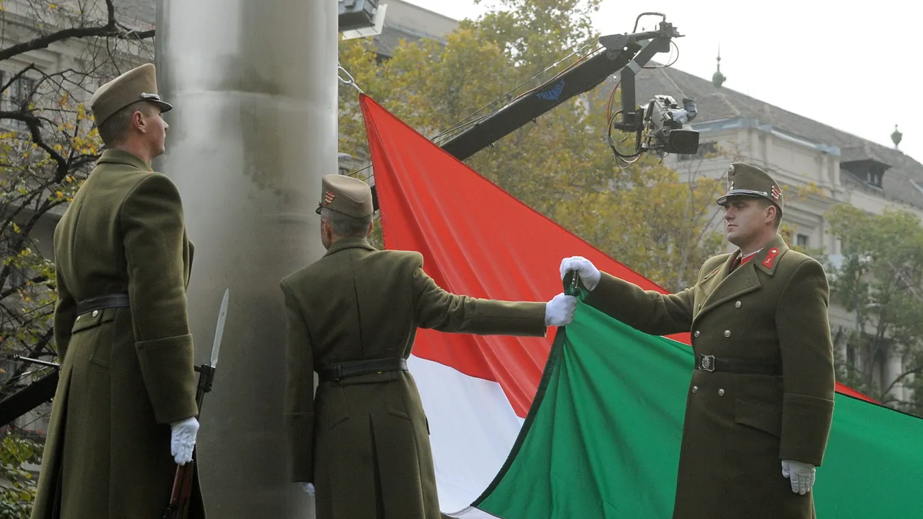 Tisztelet a hősöknek: felvonták a nemzeti lobogót az Országház előtt